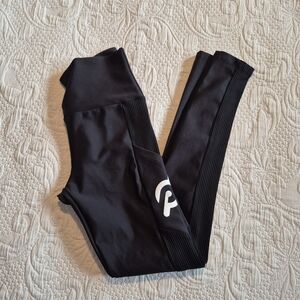 Peloton women's size Small black leggings, ribbed outer leg panel, 2 pockets EUC